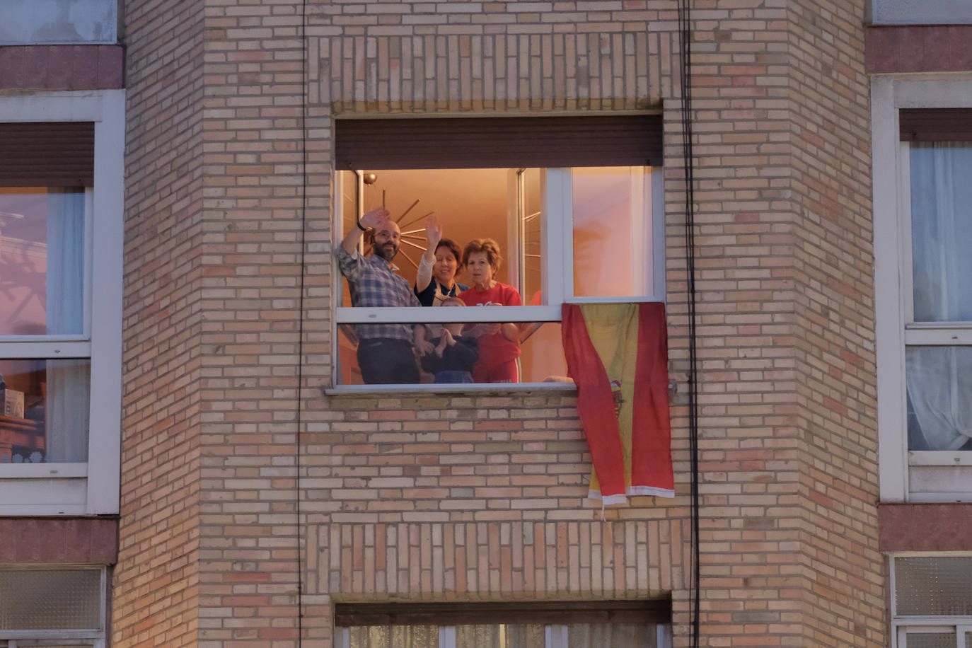 Fotos Los Gijoneses Convierten La Cita De Las Ocho En La Ventana En Un